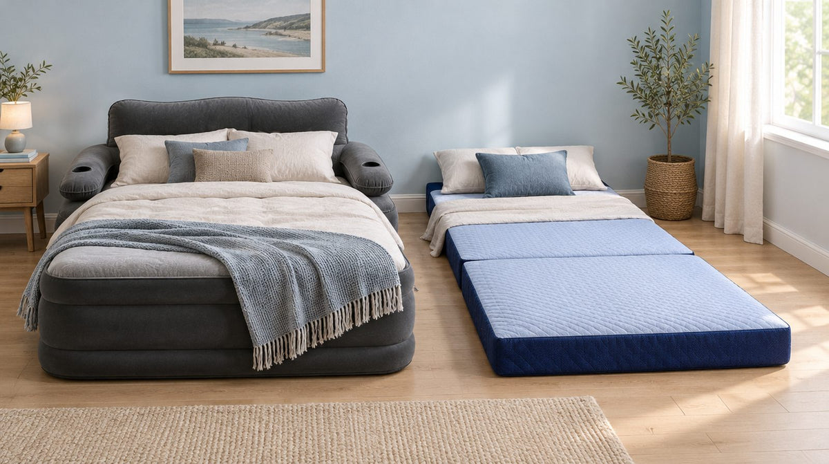 Luftbett mit Rückenlehne und Klappmatratze nebeneinander im Gästezimmer